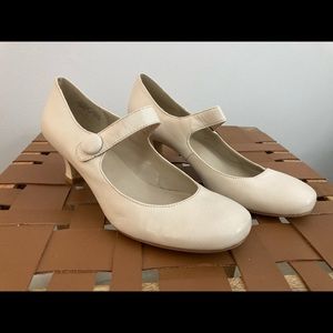 New never worn 8 wide array ivory Mary Jane heels